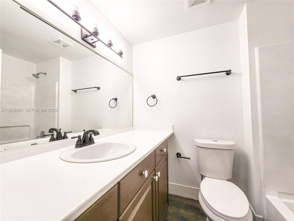For Rent: $2,550 (2 beds, 1 baths, 1110 Square Feet)