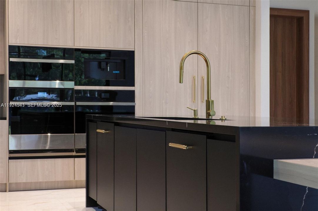 For Sale: $3,850,000 (5 beds, 6 baths, 6019 Square Feet)