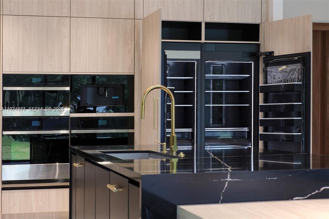 For Sale: $3,850,000 (5 beds, 6 baths, 6019 Square Feet)