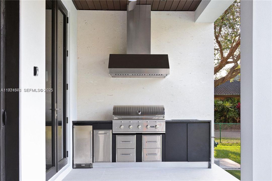 For Sale: $3,850,000 (5 beds, 6 baths, 6019 Square Feet)