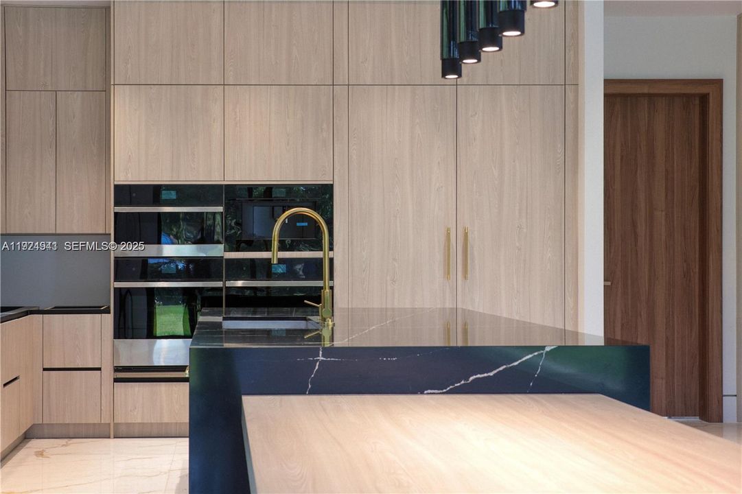 For Sale: $3,850,000 (5 beds, 6 baths, 6019 Square Feet)