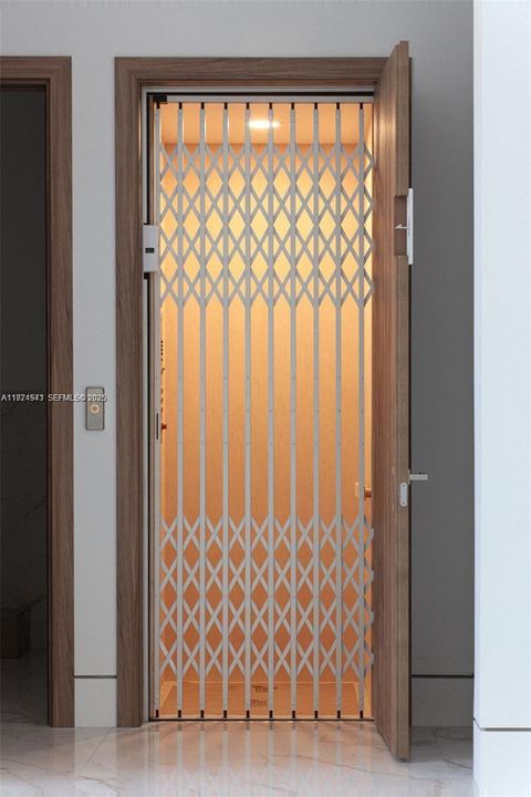 For Sale: $3,850,000 (5 beds, 6 baths, 6019 Square Feet)