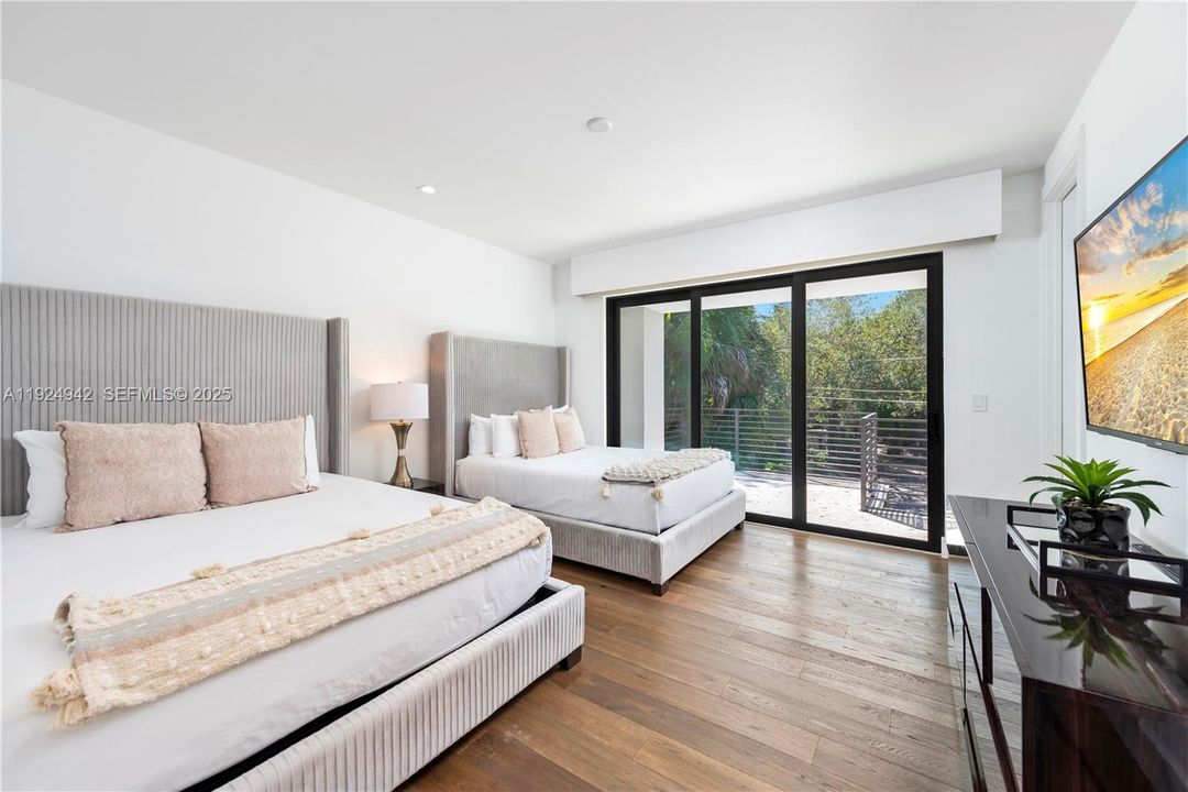 На продажу: $5,900,000 (5 спален, 5 ванн, 6058 Квадратных фут)