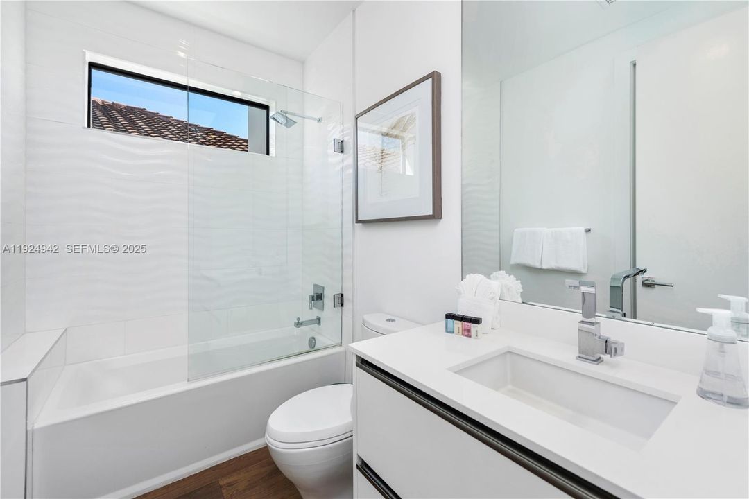 На продажу: $5,900,000 (5 спален, 5 ванн, 6058 Квадратных фут)