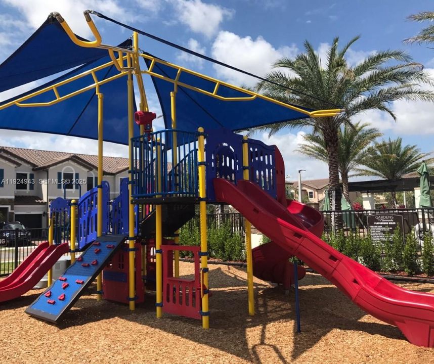 For Sale: $715,000 (3 beds, 3 baths, 1844 Square Feet)