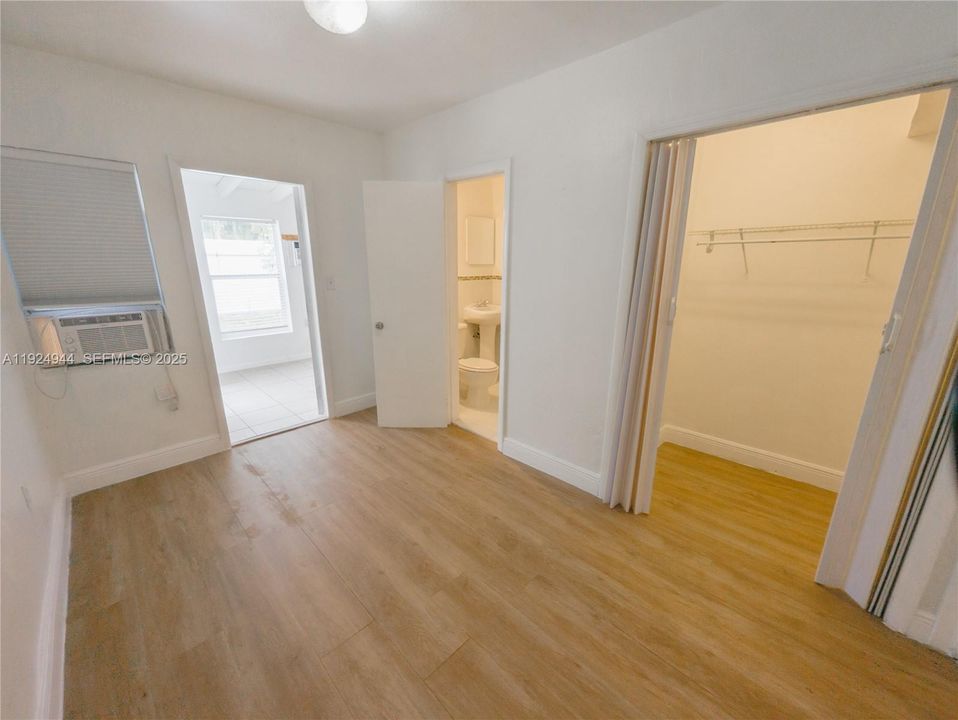 For Rent: $1,200 (1 beds, 1 baths, 250 Square Feet)