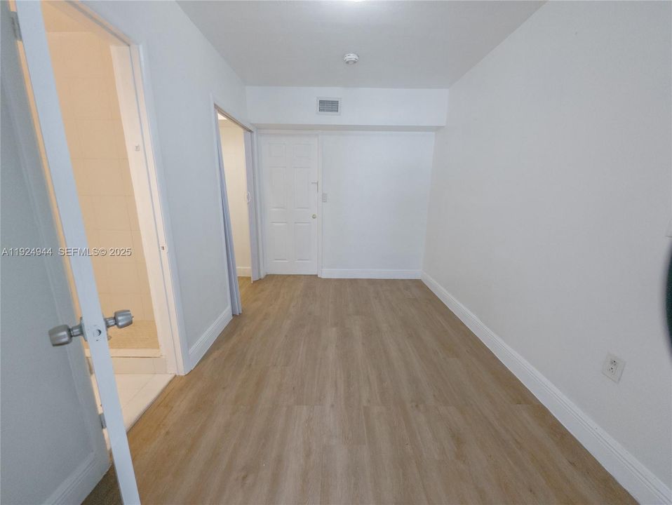 For Rent: $1,200 (1 beds, 1 baths, 250 Square Feet)