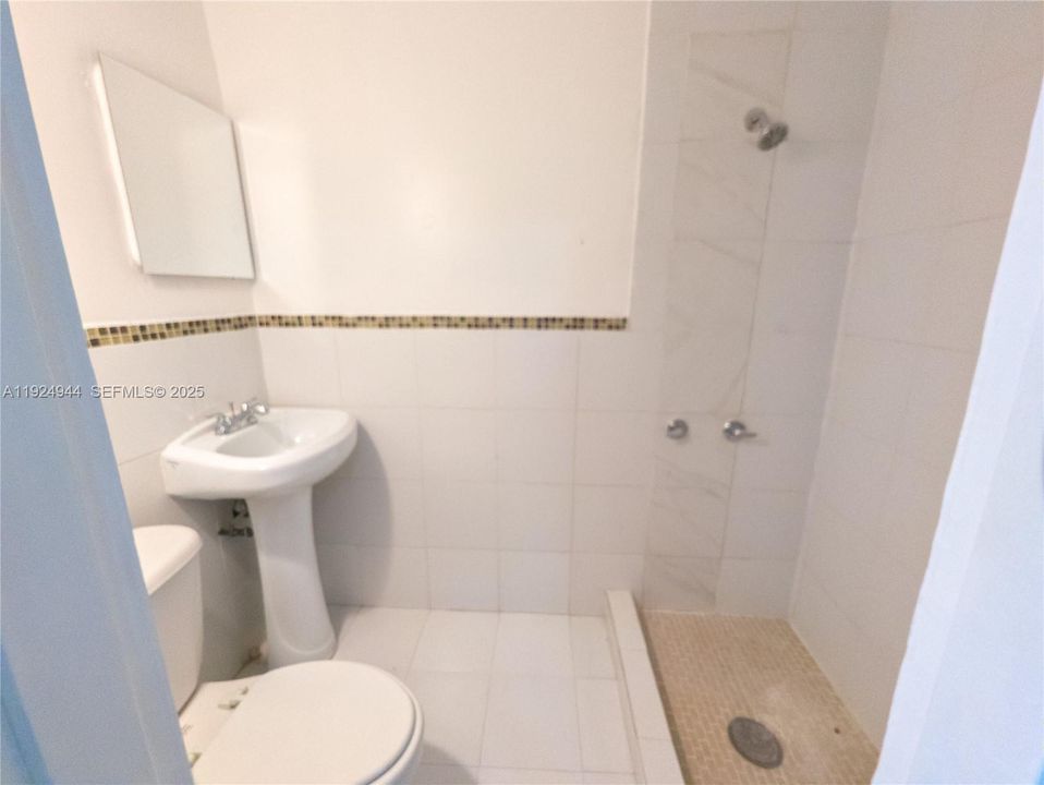 For Rent: $1,200 (1 beds, 1 baths, 250 Square Feet)