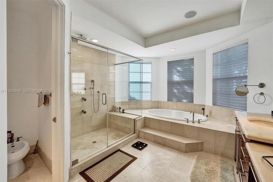 На продажу: $3,999,000 (5 спален, 4 ванн, 4138 Квадратных фут)