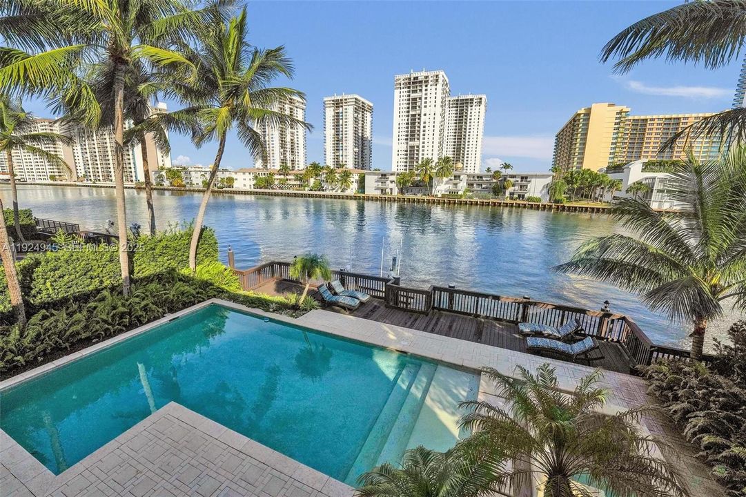 На продажу: $3,999,000 (5 спален, 4 ванн, 4138 Квадратных фут)