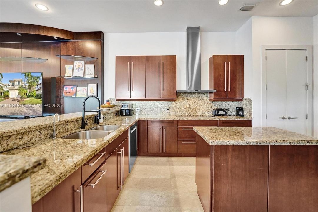 На продажу: $3,999,000 (5 спален, 4 ванн, 4138 Квадратных фут)