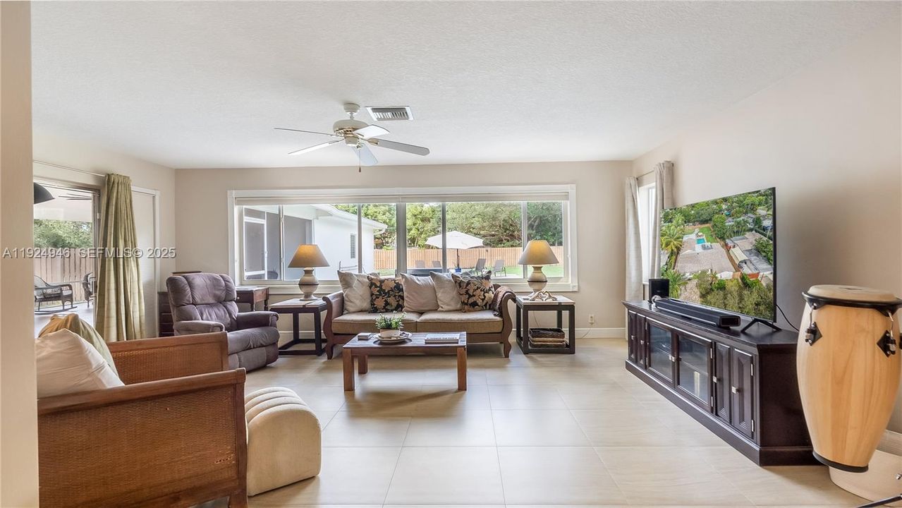 На продажу: $839,000 (3 спален, 2 ванн, 1935 Квадратных фут)