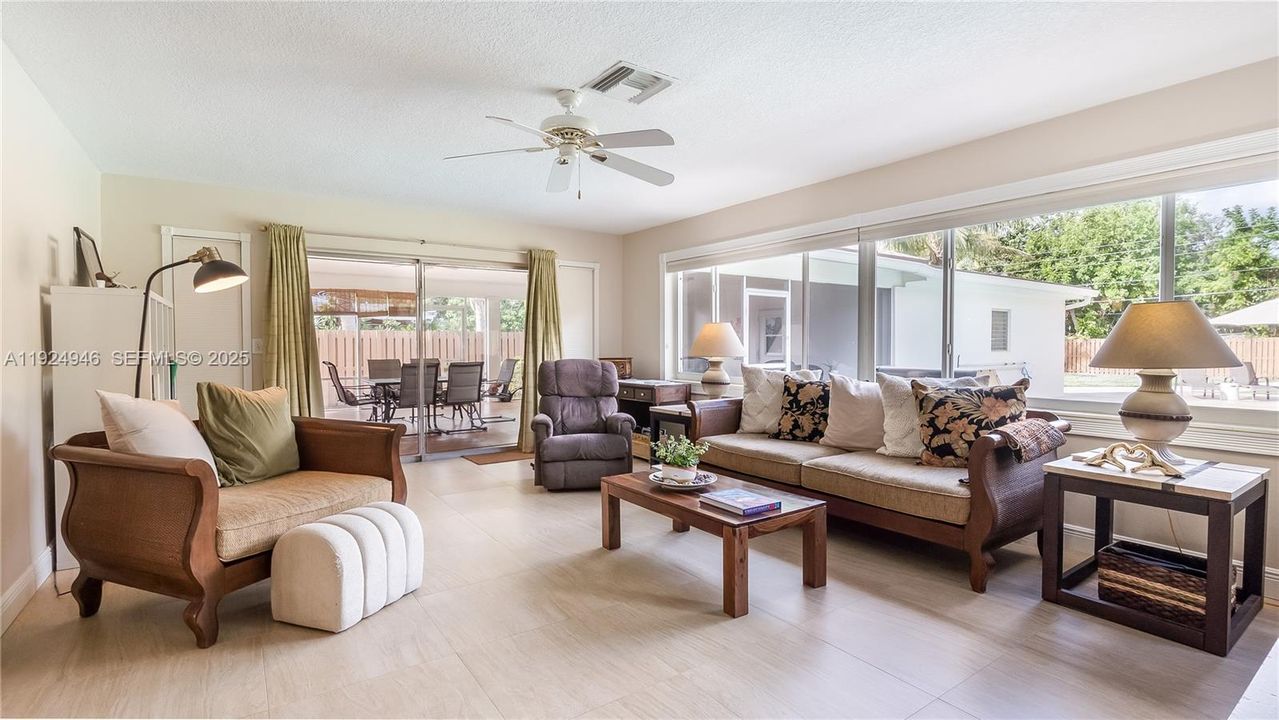 На продажу: $839,000 (3 спален, 2 ванн, 1935 Квадратных фут)