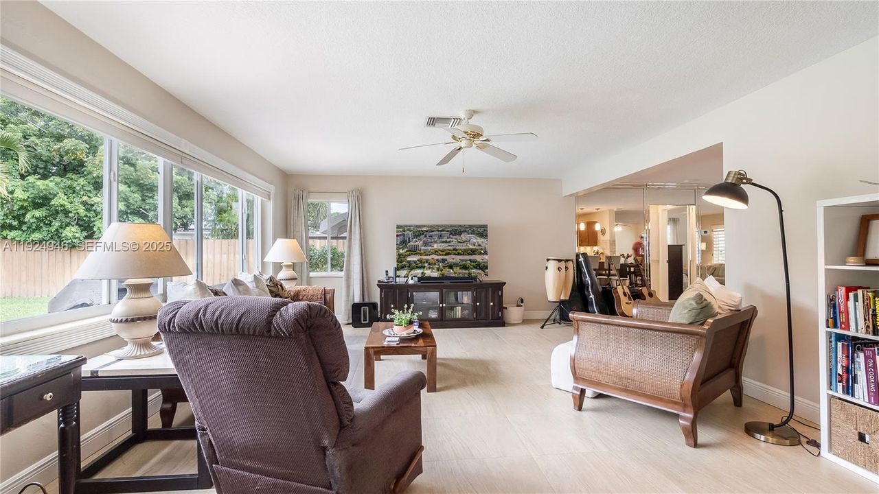 На продажу: $839,000 (3 спален, 2 ванн, 1935 Квадратных фут)