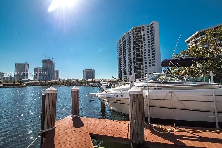 For Sale: $315,000 (2 beds, 2 baths, 1280 Square Feet)