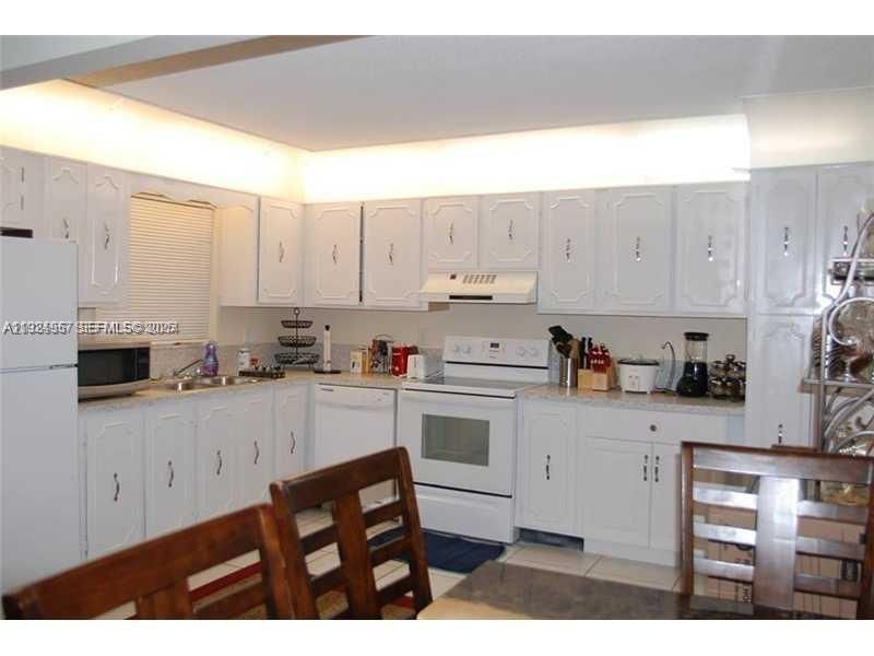 For Sale: $210,000 (2 beds, 2 baths, 950 Square Feet)