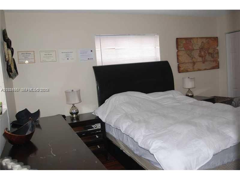 For Sale: $210,000 (2 beds, 2 baths, 950 Square Feet)