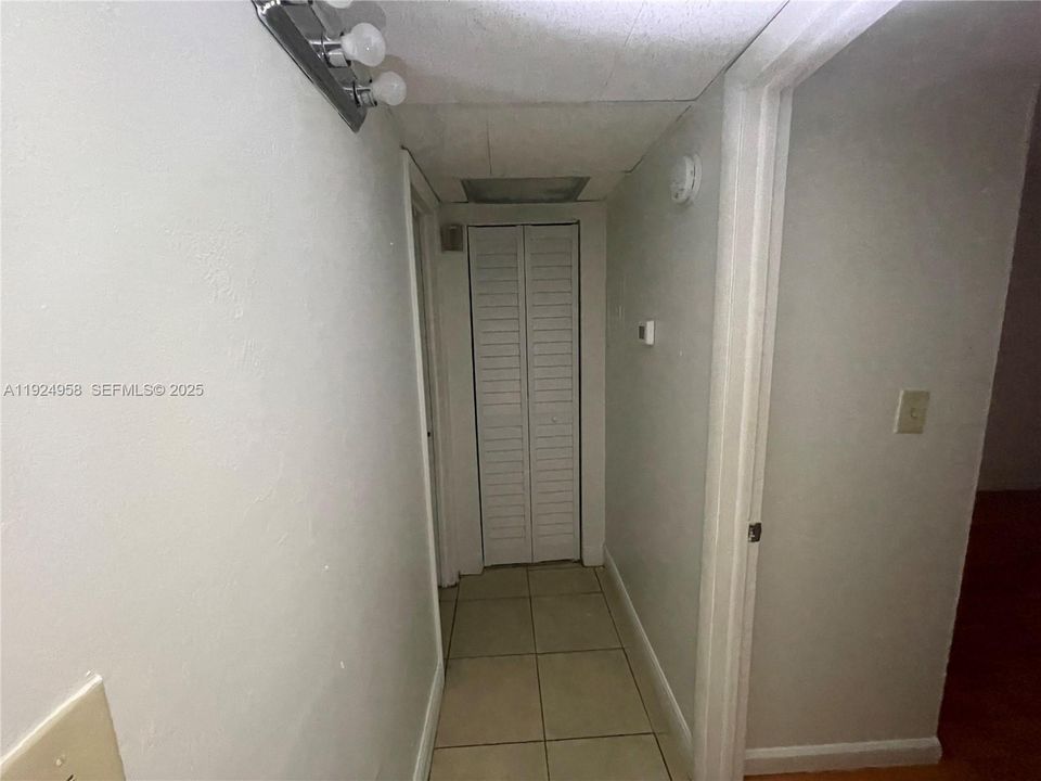 For Rent: $1,950 (2 beds, 1 baths, 843 Square Feet)
