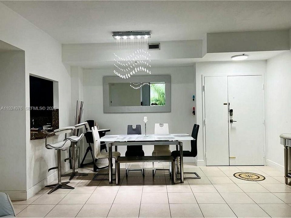 出租: $3,500 (3 贝兹, 2 浴室, 1460 平方英尺)