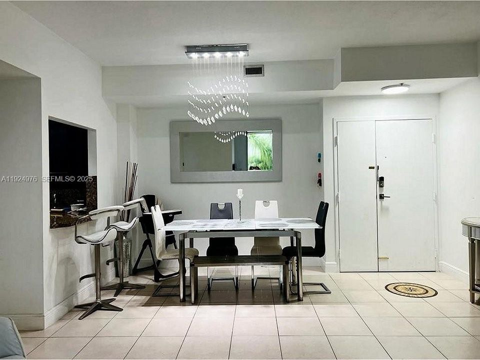 出租: $3,500 (3 贝兹, 2 浴室, 1460 平方英尺)