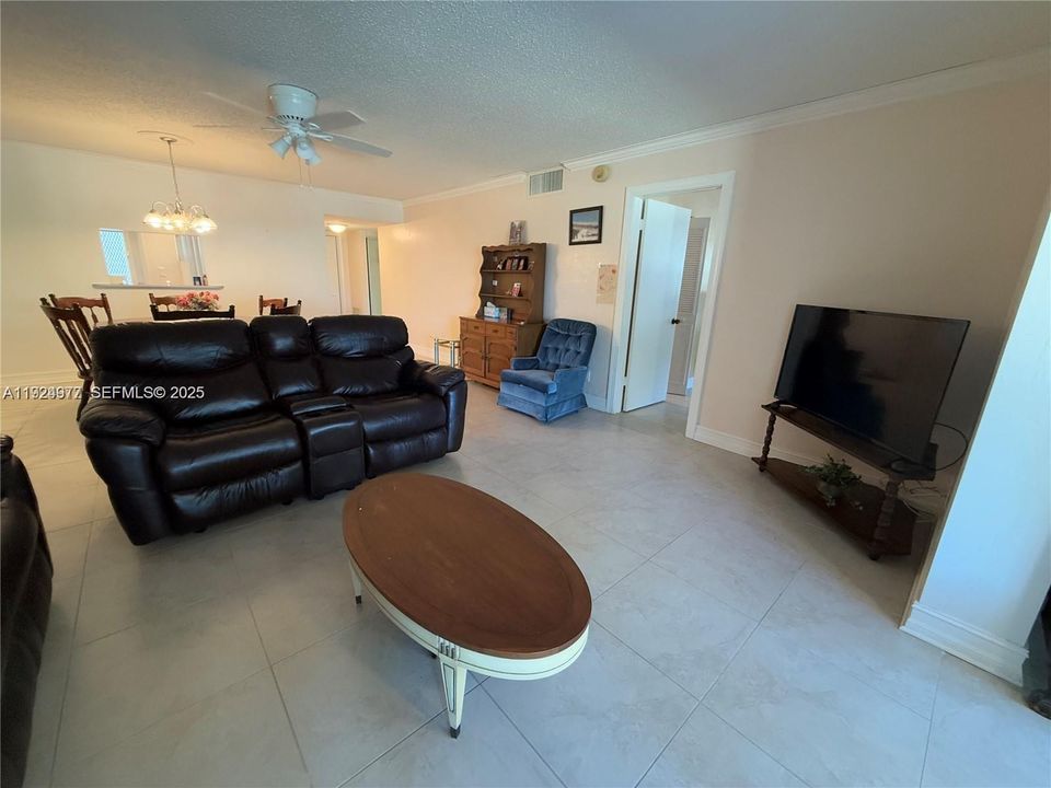 待售: $140,000 (2 贝兹, 2 浴室, 1088 平方英尺)