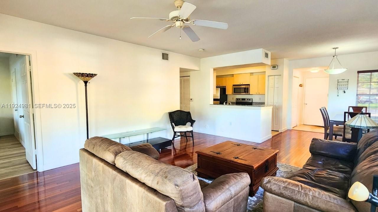 На продажу: $315,000 (2 спален, 2 ванн, 1080 Квадратных фут)