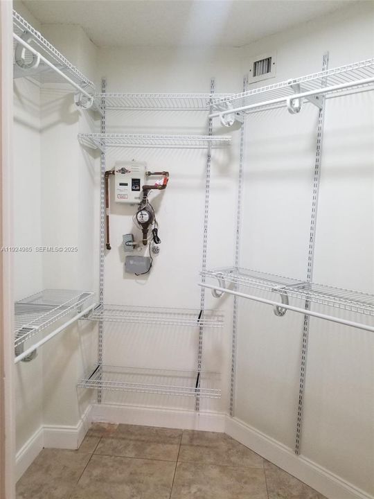 For Rent: $1,890 (1 beds, 1 baths, 710 Square Feet)