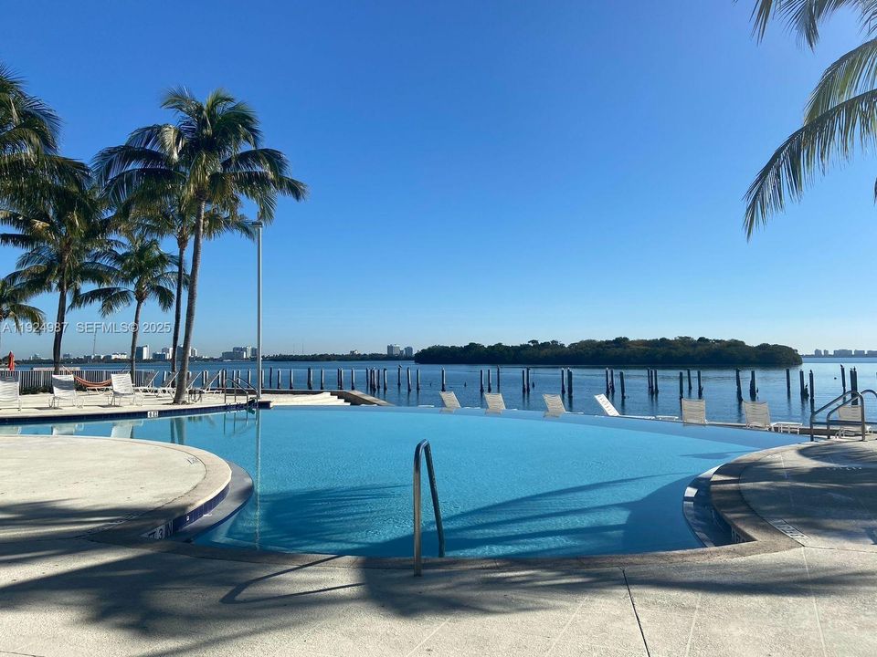 For Sale: $417,500 (2 beds, 2 baths, 990 Square Feet)