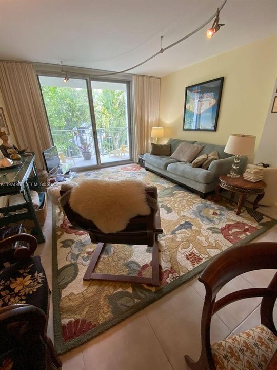 For Sale: $417,500 (2 beds, 2 baths, 990 Square Feet)