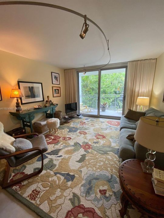 For Sale: $417,500 (2 beds, 2 baths, 990 Square Feet)