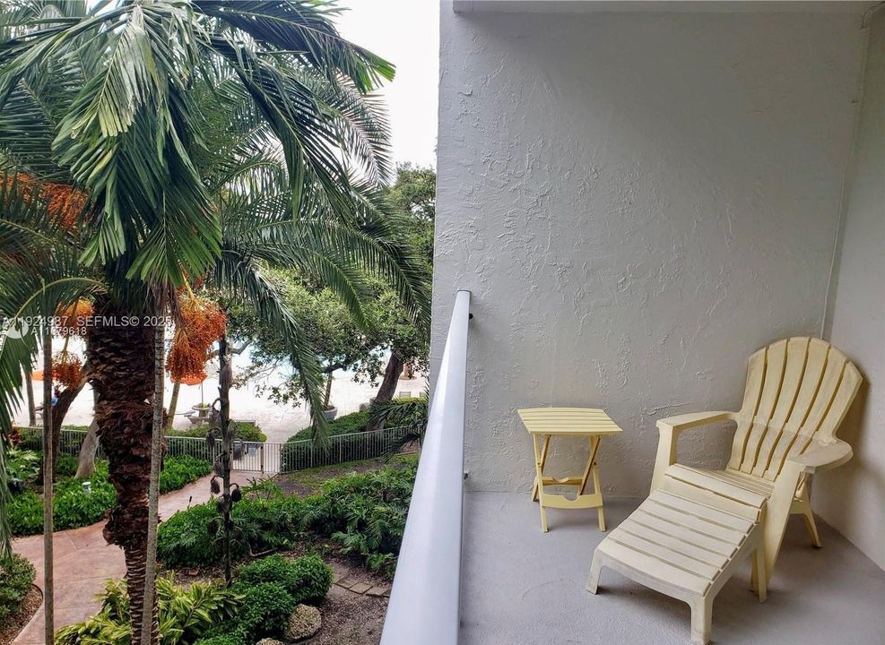 For Sale: $417,500 (2 beds, 2 baths, 990 Square Feet)