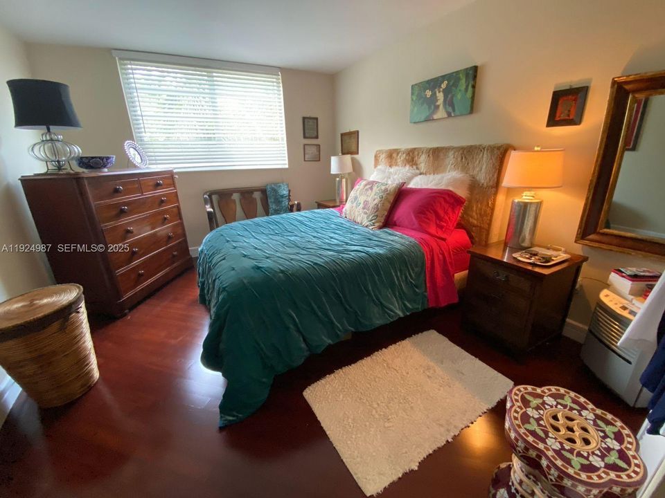 For Sale: $417,500 (2 beds, 2 baths, 990 Square Feet)