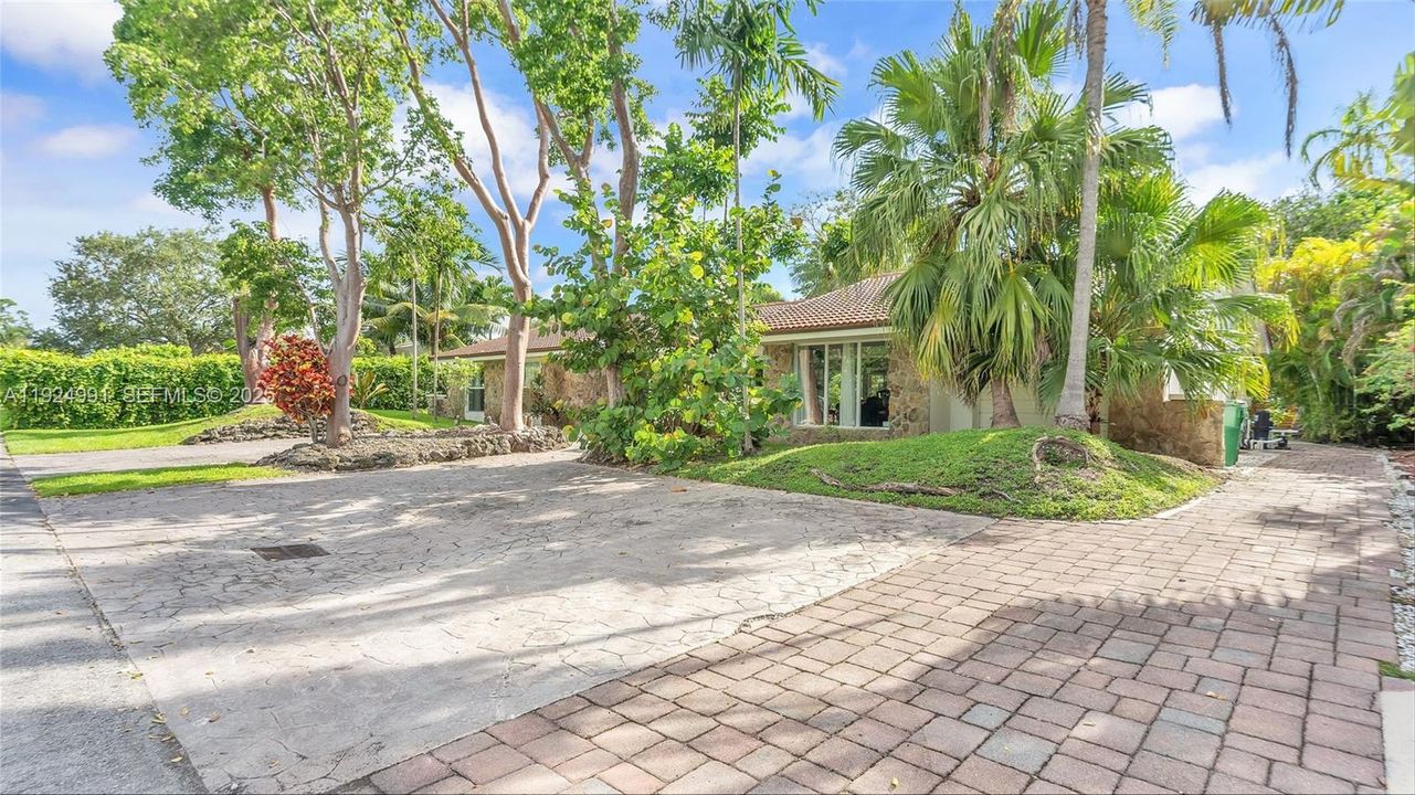 For Sale: $1,399,000 (4 beds, 4 baths, 2402 Square Feet)