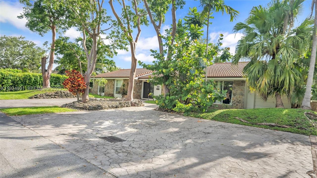 For Sale: $1,399,000 (4 beds, 4 baths, 2402 Square Feet)