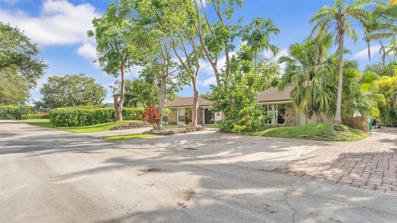 For Sale: $1,399,000 (4 beds, 4 baths, 2402 Square Feet)