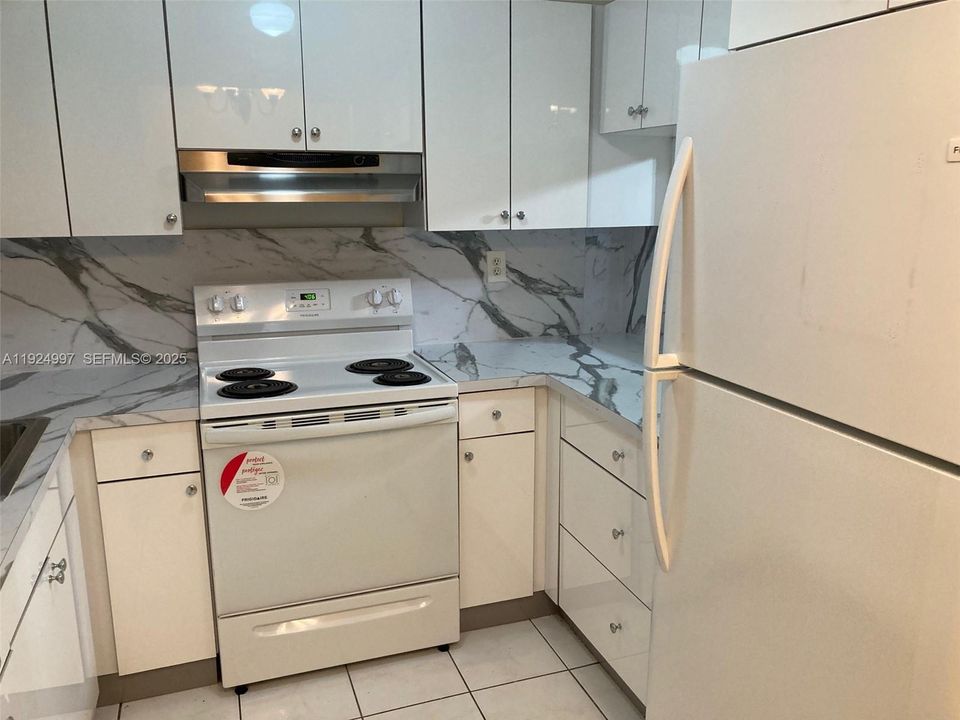 For Rent: $2,300 (2 beds, 2 baths, 936 Square Feet)