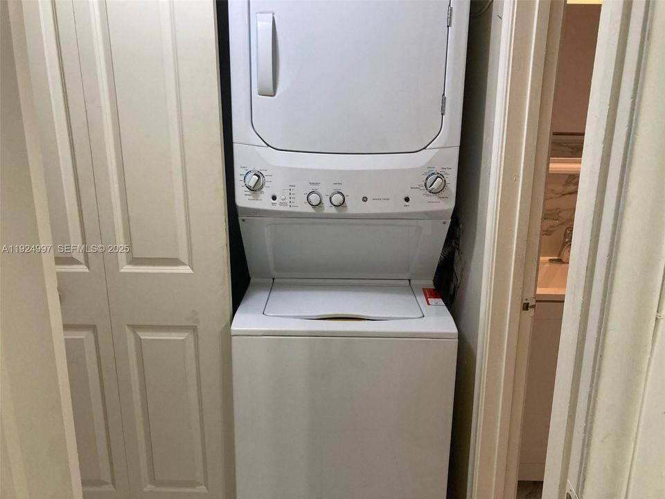 For Rent: $2,300 (2 beds, 2 baths, 936 Square Feet)