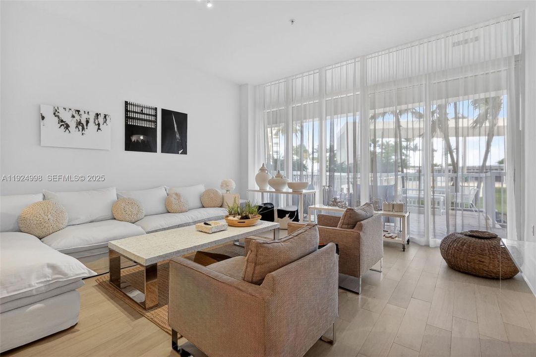 For Rent: $6,900 (2 beds, 2 baths, 1142 Square Feet)