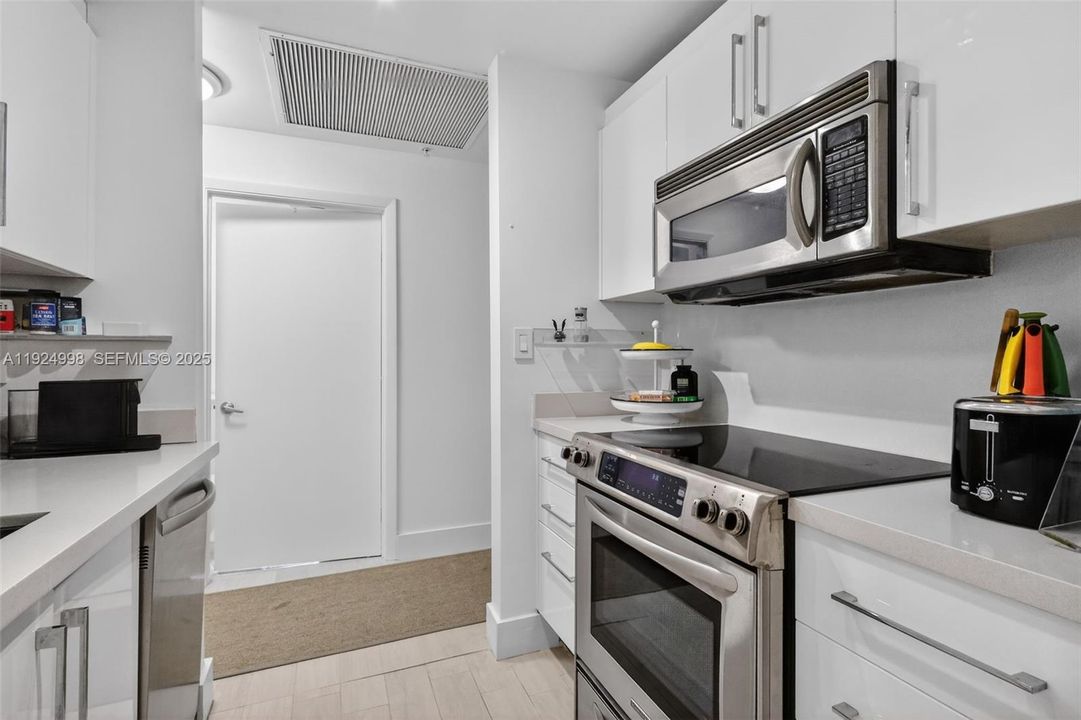 For Rent: $6,900 (2 beds, 2 baths, 1142 Square Feet)