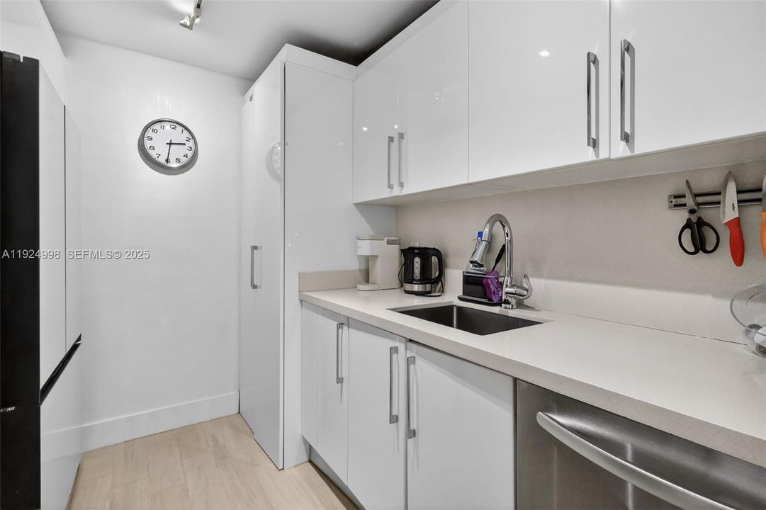 For Rent: $6,900 (2 beds, 2 baths, 1142 Square Feet)