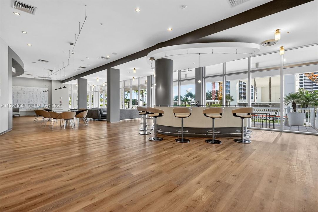 For Rent: $6,900 (2 beds, 2 baths, 1142 Square Feet)