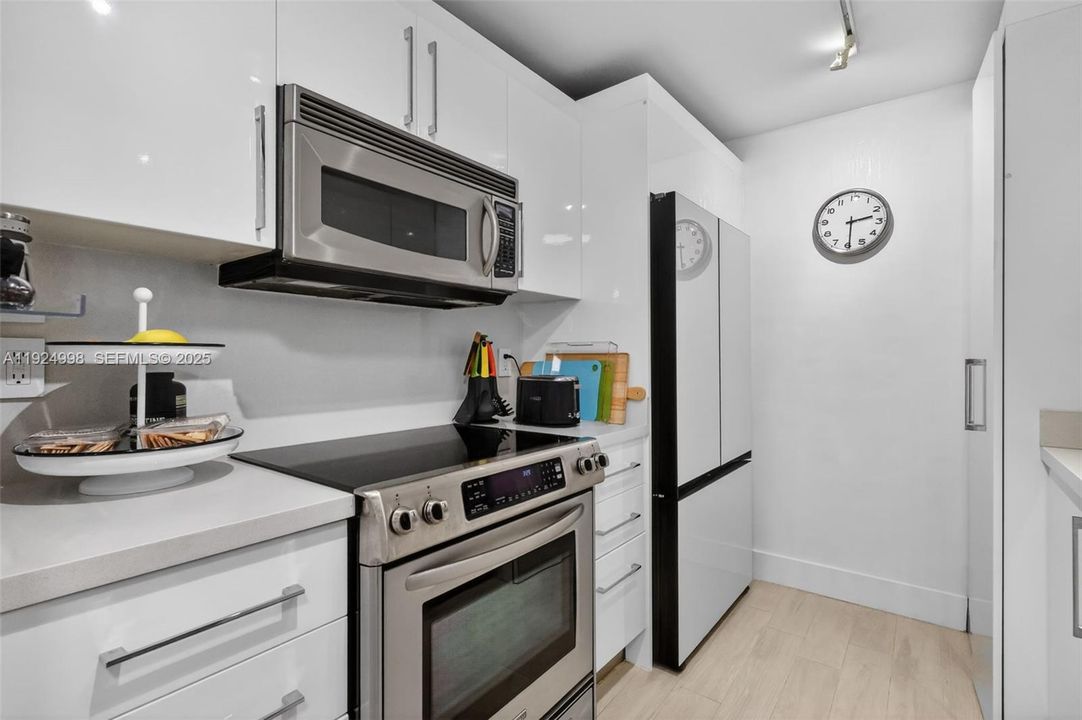 For Rent: $6,900 (2 beds, 2 baths, 1142 Square Feet)