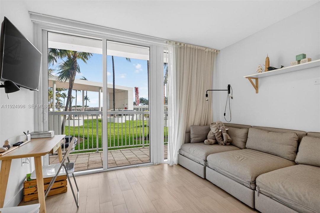 For Rent: $6,900 (2 beds, 2 baths, 1142 Square Feet)