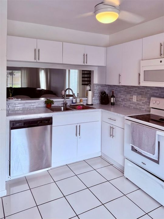 For Rent: $2,700 (2 beds, 2 baths, 1115 Square Feet)