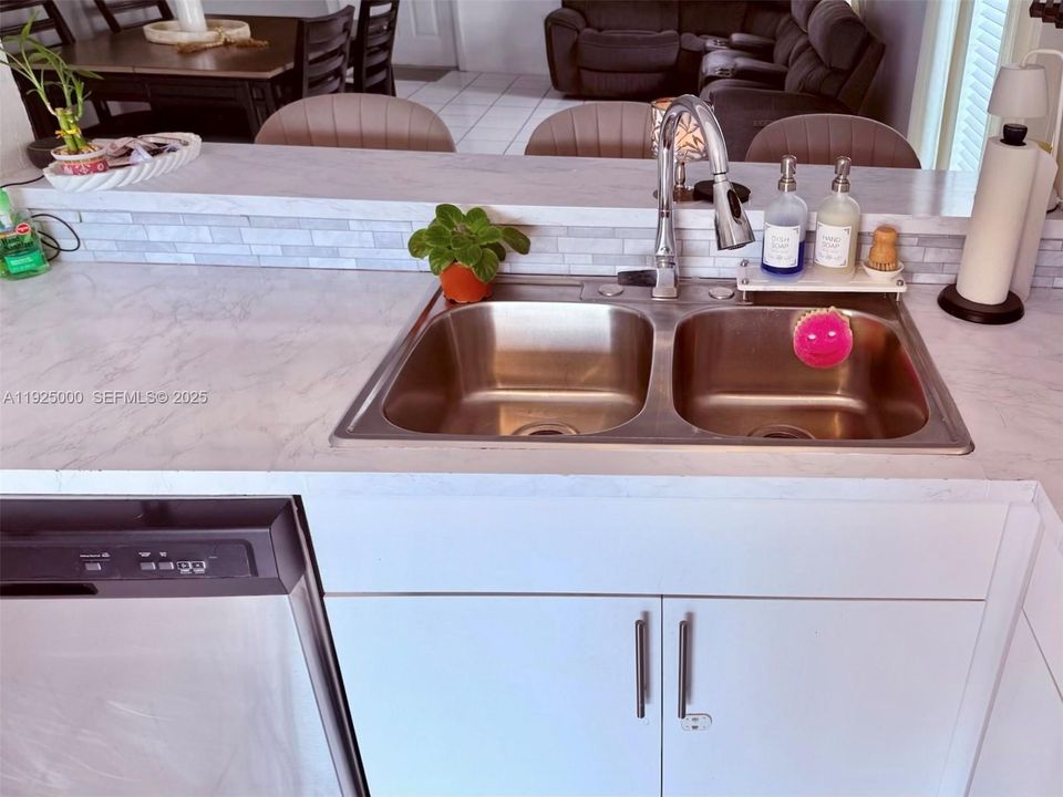 For Rent: $2,700 (2 beds, 2 baths, 1115 Square Feet)