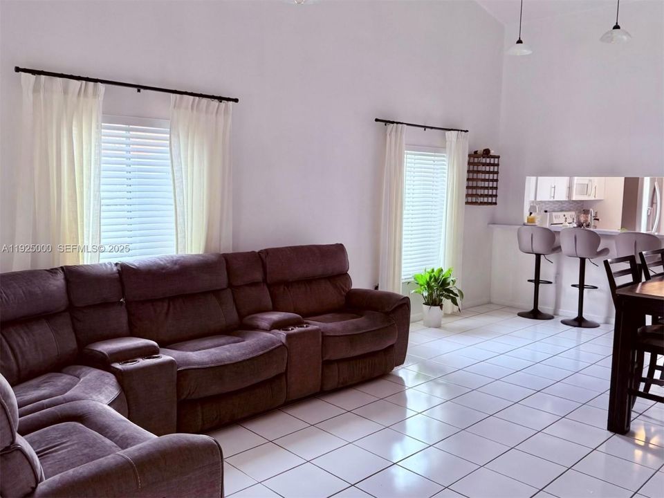 For Rent: $2,700 (2 beds, 2 baths, 1115 Square Feet)