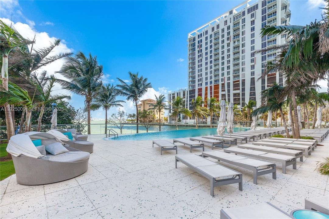 For Rent: $4,400 (2 beds, 2 baths, 1095 Square Feet)