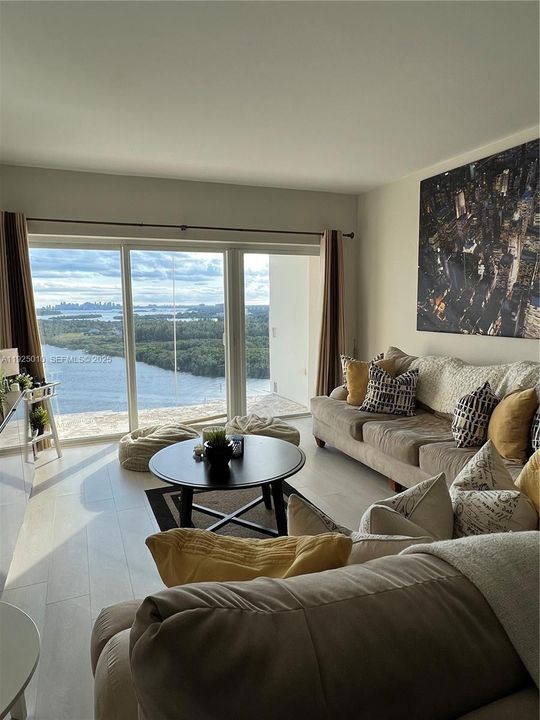 For Rent: $3,200 (1 beds, 1 baths, 762 Square Feet)