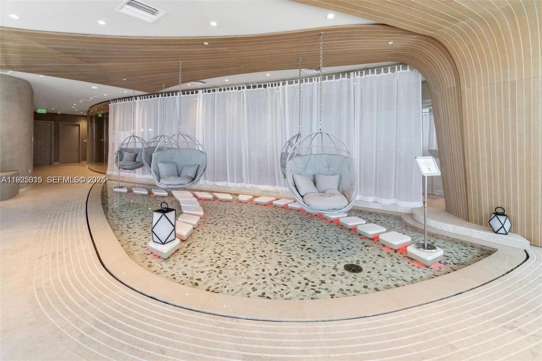 For Sale: $860,000 (1 beds, 1 baths, 839 Square Feet)