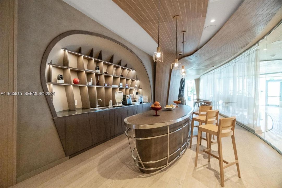 For Sale: $860,000 (1 beds, 1 baths, 839 Square Feet)